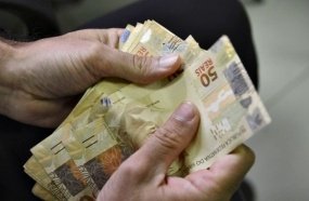 Trabalhadores nascidos em maio e junho recebem o abono salarial
