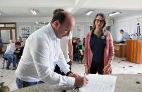 Prefeito autoriza início do recapeamento em concreto de 12 ruas