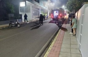 Veículo pega fogo dentro de garagem de edifício em Herval 