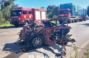Carro parte ao meio e motorista morre após colisão contra carreta