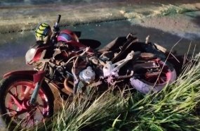 Motorista foge após colidir em motocicleta e deixar casal ferido