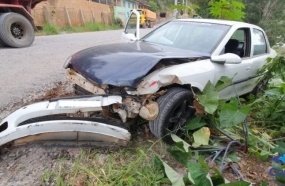 Motorista colide carro em caminhão ao tentar fugir da Polícia Militar