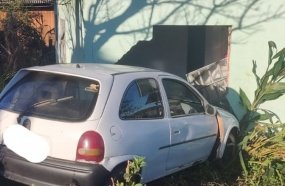 Morador fica ferido após carro colidir contra sua casa 