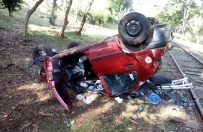 Mulher e criança ficam feridas após carro sair da pista e capotar 