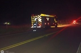 Motorista é resgatado de veículo que pegou fogo após capotar