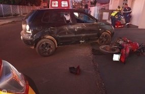 Motociclista sofre fratura exposta no braço após colisão contra carro