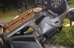 Carro capota após colisão deixando quatro mulheres feridas 