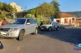 Colisão frontal entre carro e moto deixa jovem ferida 