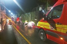 Jovem fica ferida após colidir moto em caminhão estacionado 