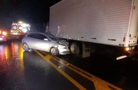 Motorista fica ferido após carro entrar embaixo de caminhão 