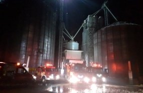 Bombeiros levam mais de 5 horas para combater incêndio em silo de grãos 