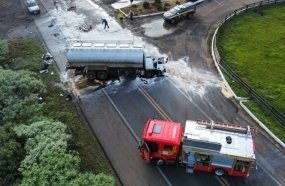 Motorista de caminhão morre após colisão frontal contra carreta na BR-282