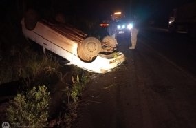 Motorista capota veículo após sair da pista na BR-282 