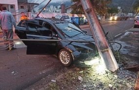 Carro colide contra poste de energia elétrica em Joaçaba 