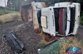 Caminhão carregado com brita tomba na SC-150 