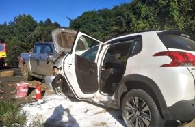 Colisão frontal entre veículos tira a vida de três pessoas na BR-282