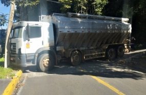 Aconteceu de novo: caminhão fica entalado em rua de Joaçaba