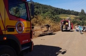 Criança de 10 anos fica ferida após picape capotar na SC-465