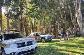 PM flagra jovens consumindo maconha na área de lazer 