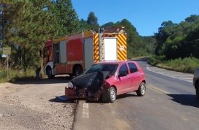 Mulher é socorrida após colisão entre veículos na BR-282