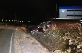 Carro vai parar em pátio de empresa após sair da pista 