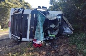 Carreta tomba após colidir contra caminhão e três carros na SC-283
