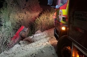Motorista é resgatado após cair com picape em ribanceira 