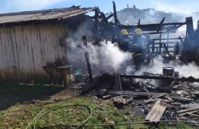 Galpão de ordenha pega fogo no interior de Luzerna 