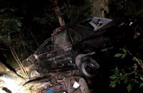 Jovem é resgatado após carro cair em ribanceira 