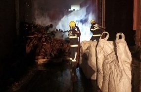 Bombeiros combatem incêndio em caldeira de cooperativa 