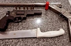 Motorista é preso por embriaguez e porte de armas após acidente