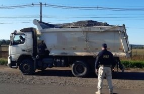 PRF flagra caminhão com excesso de peso em Joaçaba 