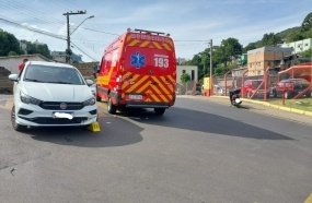 Mulher fica presa debaixo de carro após colisão 