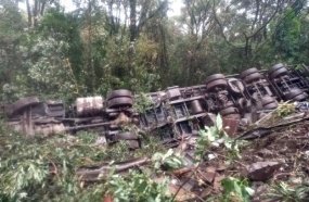 Motorista fica ferido após tombar carreta em barranco na BR-153 