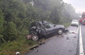 Jovem perde a vida após colisão entre carro e caminhão na BR-282