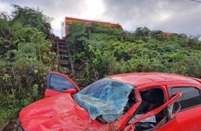 Queda de carro em barranco deixa motorista gravemente ferido