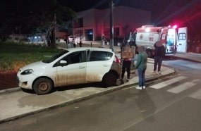 Motoboy fica ferido após colisão com carro em cruzamento 