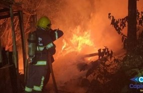 Bombeiros combatem incêndio em galpão de lenha 