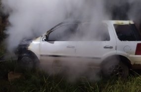 Motorista fica ferido após carro pegar fogo na SC-451