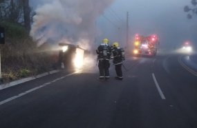 Carro é consumido por incêndio após capotamento na SC-135