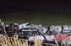 Motorista perde a vida após carreta capotar na SC-350 