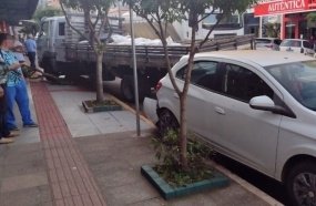 Morre motorista que tentou embarcar em caminhão desgovernado 