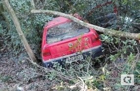 Carro cai em barranco de aproximadamente 15 metros em Herval 