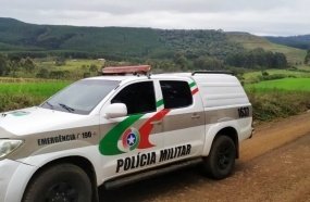 Ladrão é flagrado pela Polícia Militar furtando fios de energia elétrica 