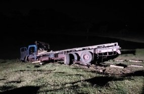 Homens ficam feridos após saltarem de caminhão desgovernado 