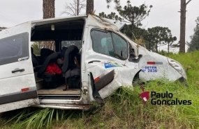 Veículo da saúde capota deixando 10 feridos na BR-282