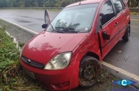Saída de pista seguida de choque em barranco deixa condutor ferido 