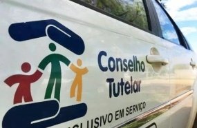 Bebê encontrado sozinho na rua saiu de casa enquanto família dormia