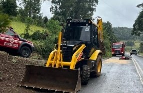 Jovem sofre ferimentos graves após colidir moto na traseira de retroescavadeira  
