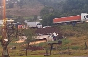 Carreta tomba em barranco após sair da pista na BR-282 